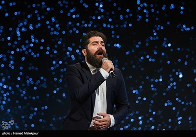 اجرای موسیقی توسط علی زندوکیلی در مراسم اختتامیه دومین جشنواره بین‌المللی عکس برج میلاد تهران