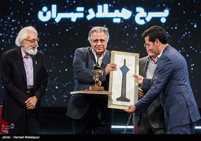 تقدیر از محمدرضا حافظی معمار اصلی برج میلاد تهران توسط علی درویش پور مدیرعامل برج میلاد