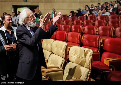 ورود جمشید مشایخی به مراسم اختتامیه دومین جشنواره بین‌المللی عکس برج میلاد تهران