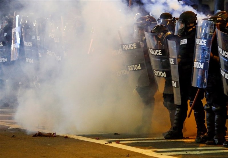 بالفیدیو والصور.. احتجاجات عنیفة ضد استخدام الشرطة الأمریکیة القوة القاتلة