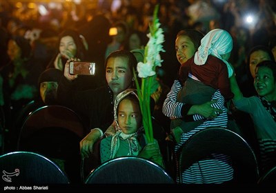 اجرای کنسرت موسیقی مهدی یراحی برای کودکان کار در مناطق محروم تهران