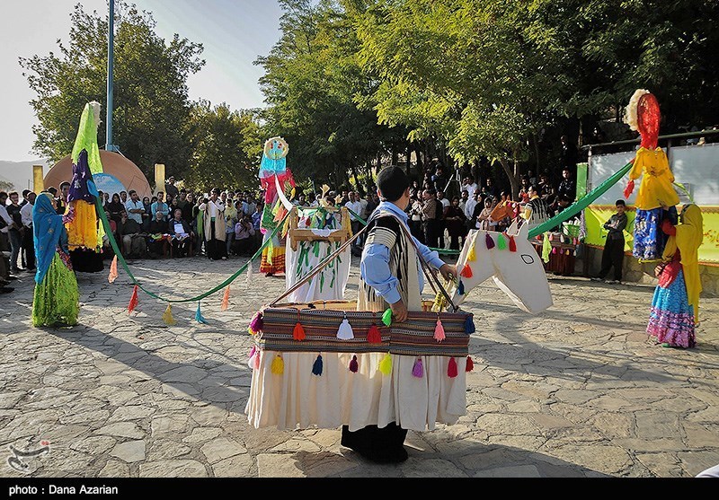 چهاردهمین جشنواره تئاتر خیابانی| کارناوال شادی عروسک‌ها در تئاتر خیابانی مریوان آغاز شد