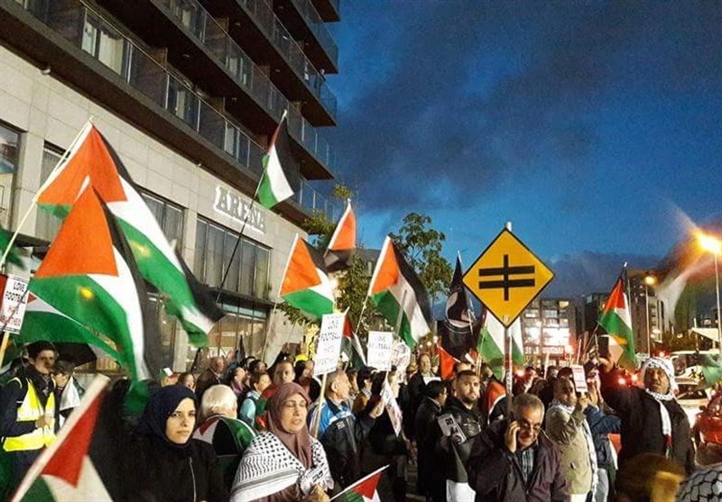 بالفیدیو والصور..محتجون إیرلندیون: اطردوا «إسرائیل» من الفیفا