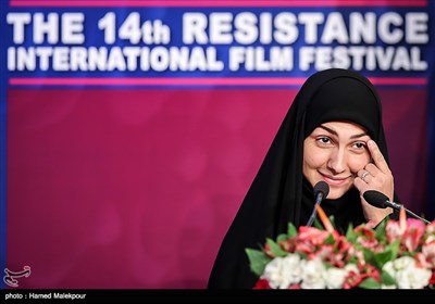 فاطمه مغنیه فرزند شهید عماد مغنیه در مراسم اختتامیه چهاردهمین جشنواره بین‌المللی فیلم مقاومت