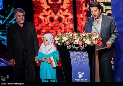 نرگس خانزاده دختر شهید مدافع حرم که روز اول سال تحصیلی بر سر مزار پدرش رفته بود، به همراه پدربزرگش در مراسم اختتامیه چهاردهمین جشنواره بین‌المللی فیلم مقاومت حاضر شد