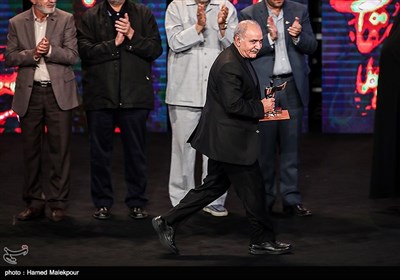 اهدای تندیس بهترین بازیگرمرد چهاردهمین جشنواره بین‌المللی فیلم مقاومت به پرویز پرستویی برای فیلم بادیگارد