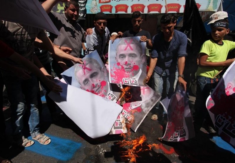 فلسطینی‌های خشمگین تصاویر اوباما، پرز و نتانیاهو را به آتش کشیدند