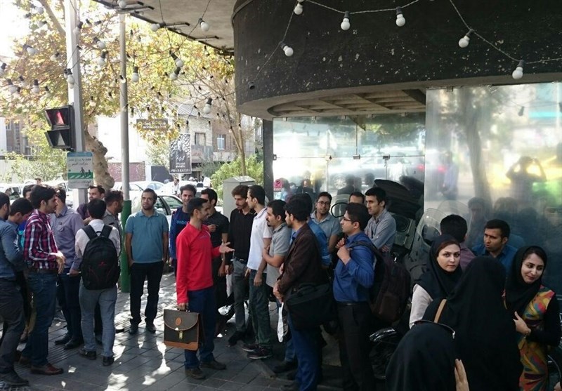 تجمع دوباره دانش‌آموختگان نفتی مقابل وزارت نفت+ عکس