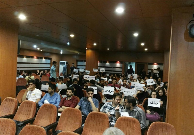 اعتراض «امیرکبیری‌ها» به حذف هزینه سنوات تحصیلی با حضور رئیس دانشگاه+ تصاویر