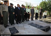 وزیر دفاع به مقام شامخ شهدای زنجان ادای احترام کرد