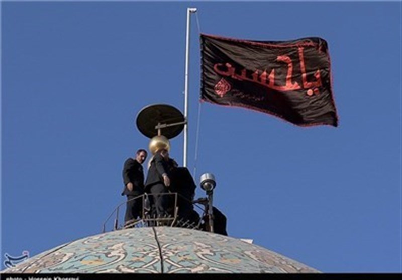 پرچم عزای حسینی بر گنبد حرم شاهچراغ(ع) به اهتزاز درآمد