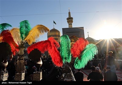 محرم الحرام کی مناسبت سے گنبد حرم امام رضا علیہ السلام کے پرچم کی تبدیلی کی تقریب