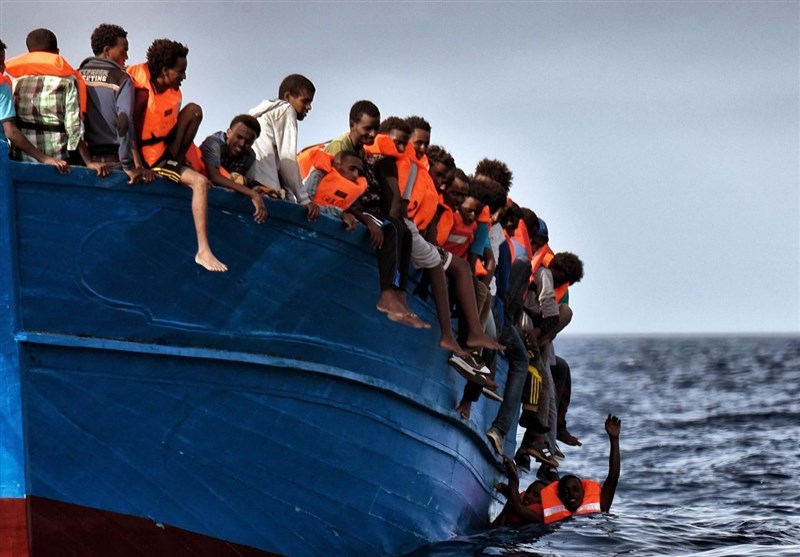 صدها آواره نجات یافته با کشتی وارد ایتالیا شدند