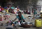 پاکستان سے زیادہ بھارت میں افراد غربت کی لکیر سے نیچے زندگی گزار رہے ہیں