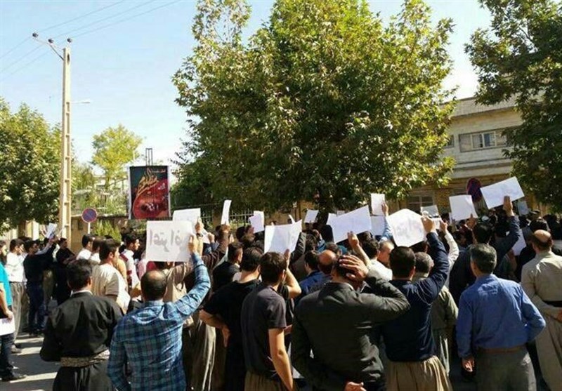 مردم شهرستان مریوان در اعتراض به وضعیت جاده‌های‌ این شهرستان تجمع کردند