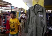 کارکنان شرکت نفت ونزوئلا برای خرید غذا لباس کارشان را می‌فروشند
