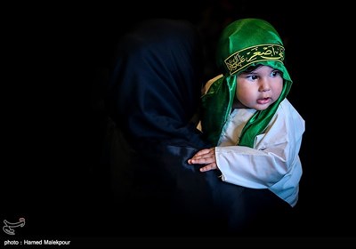 إحیاء مراسم الطفل الرضیع فی مصلی طهران