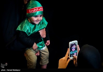 إحیاء مراسم الطفل الرضیع فی مصلی طهران