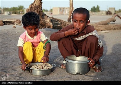 پخت و توزیع غذای نذری در مناطق محروم کرمان