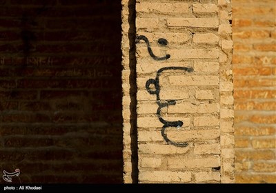 یادگاری نویسی بر دیوارهای سی و سه پل