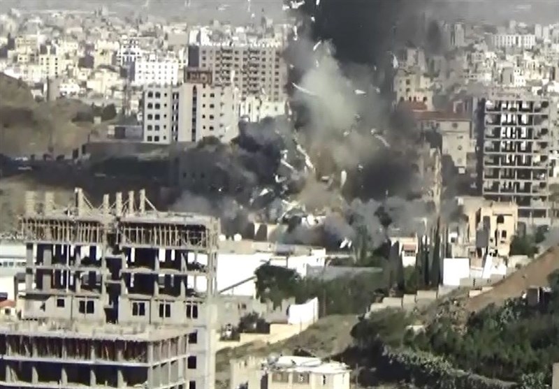 فیلم لحظه اصابت دومین موشک سعودی‌ها به محل برگزاری یک مراسم ختم در صنعا