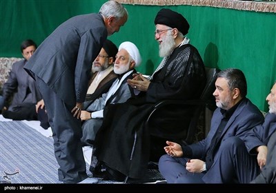 آیت اللہ خامنہ ای کی امام بارگاہ امام خمینی(رہ) میں مجلس عزا میں شرکت