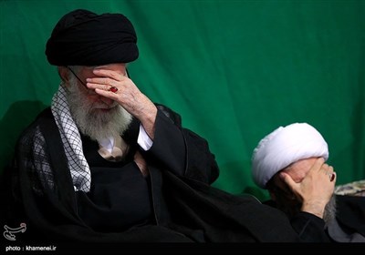 آیت اللہ خامنہ ای کی امام بارگاہ امام خمینی(رہ) میں مجلس عزا میں شرکت