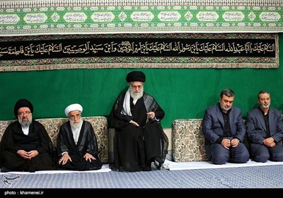 آیت اللہ خامنہ ای کی امام بارگاہ امام خمینی(رہ) میں مجلس عزا میں شرکت