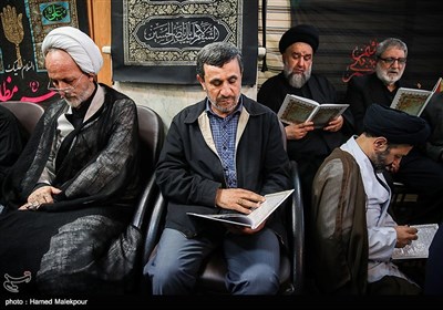 محمود احمدی‌نژاد در مراسم ختم مادر حجت‌الاسلام حیدر مصلحی
