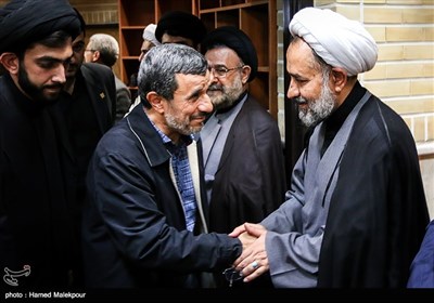 محمود احمدی‌نژاد در مراسم ختم مادر حجت‌الاسلام حیدر مصلحی