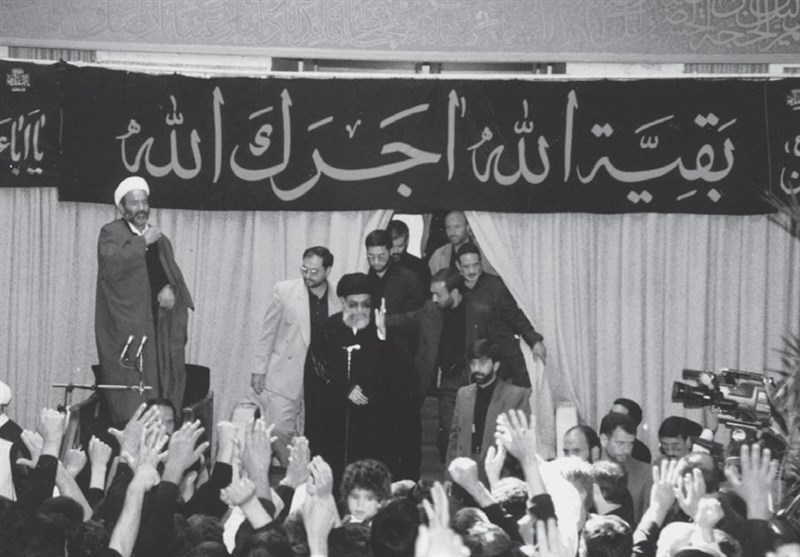 عکس/ رهبر انقلاب در مراسم عزاداری تاسوعای حسینی در سال 77