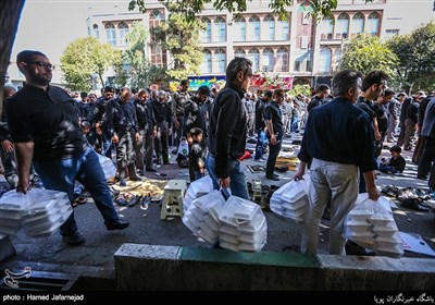 پخش غذای نذری درحسینیه بیت الرقیه تهران-روز تاسوعای حسینی