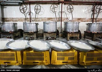 طبخ غذای نذری درحسینیه بیت الرقیه تهران-شب تاسوعای حسینی