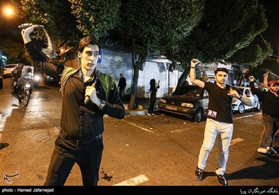 دسته عزاداران حضرت اباعبدالله الحسین علیه السلام در شب عاشورای حسینی