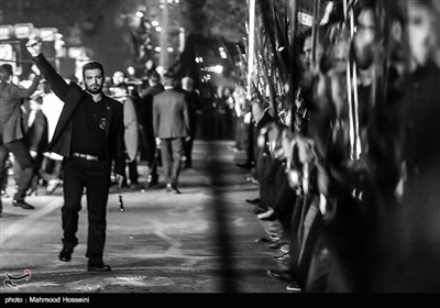 عزاداری هیئت های شاه حسین گویان در شب عاشورا - میدان منیریه تهران