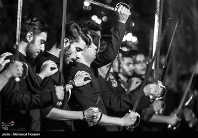 عزاداری هیئت های شاه حسین گویان در شب عاشورا - میدان منیریه تهران