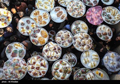 توزیع غذای نذری در باغ ملک اصفهان