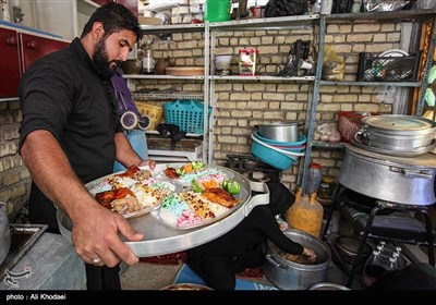 توزیع غذای نذری در باغ ملک اصفهان