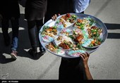 توزیع غذای نذری در باغ ملک اصفهان