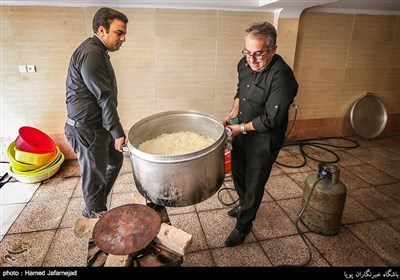 طبخ غذای نذری درعاشورای حسینی