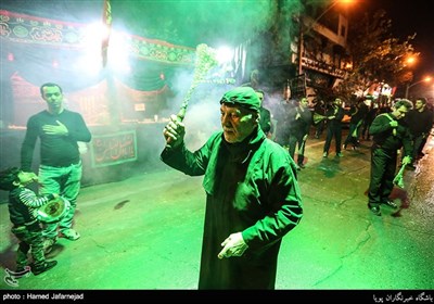 دسته عزاداران حضرت اباعبدالله الحسین علیه السلام در شب عاشورای حسینی