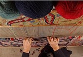 دانش‌آموزان خراسان جنوبی در بافت قالی اهدایی به عتبات عالیات مشارکت کردند