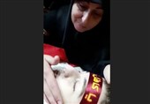 وداع مادر شهید مدافع حرم لبنانی با پیکر مطهر فرزند + فیلم