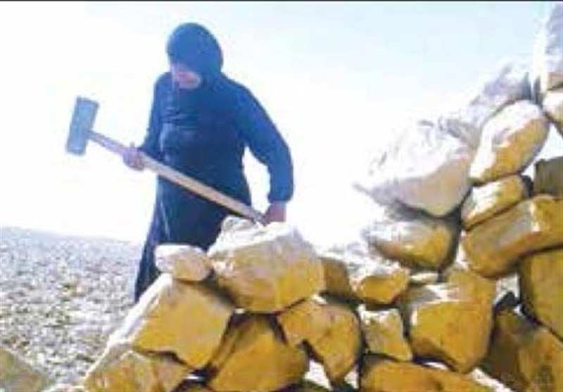 مادر «سنگ‌شکن» نان‌آور سفره فرزندان