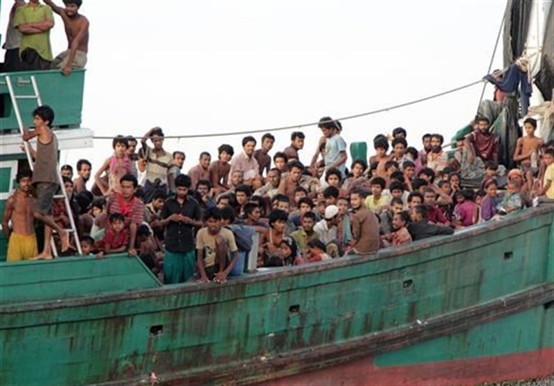 Myanmar&apos;dan Kaçan Arakanlılara Ateş Açıldı; Tekneleri Battı