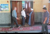 امام جماعت در حال باز کردن درب مسجد