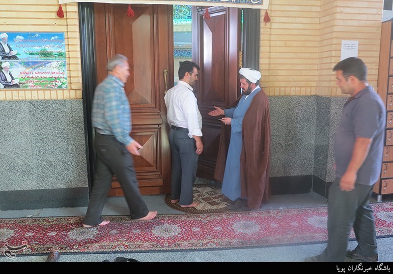 امام جماعت در حال باز کردن درب مسجد