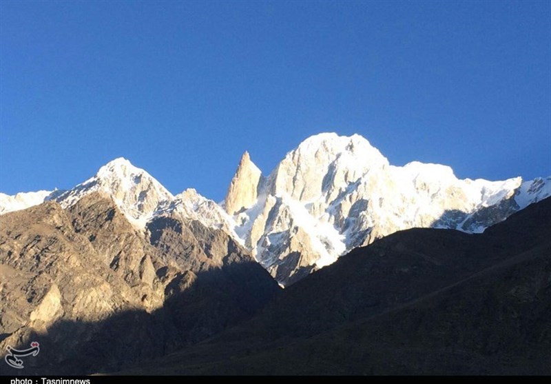 ہنزہ کے بلند ترین گاوں ڈویکر سے لیڈی فنگر کا دلنشیں منظر