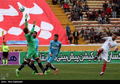 دیدار تیم های فوتبال پدیده مشهد و پیکان