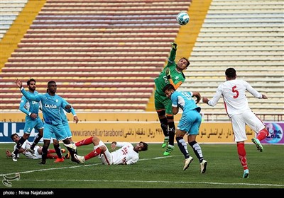 دیدار تیم های فوتبال پدیده مشهد و پیکان